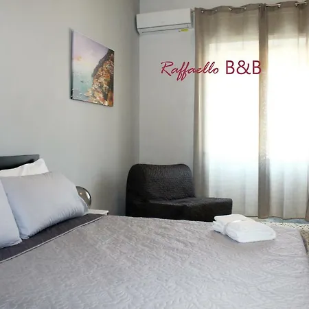 לינה וארוחת בוקר Raffaello 3*